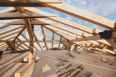Rénovation de charpente, les étapes essentielles à connaître avant de démarrer
